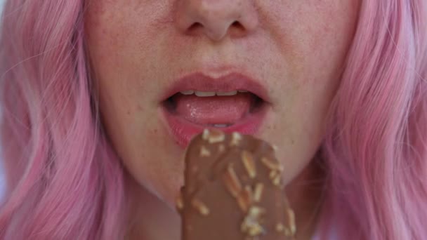 Όμορφη Νεαρή Ροζ Μαλλιά Γυναίκα Τρώει Παγωτό Τζάμια Σοκολάτα Ροζ — Αρχείο Βίντεο