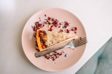 Lezzetli ev yapımı peynirli kek, şehir kafesinin arka planında.