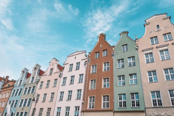Gdansk, Polonya - 30 Ekim 2022: Eski Şehir. Long Market Caddesi. Polonya 'nın tarihi Gdansk kentinin ana pazar meydanındaki insanlar. Seyahat tatili kavramı.