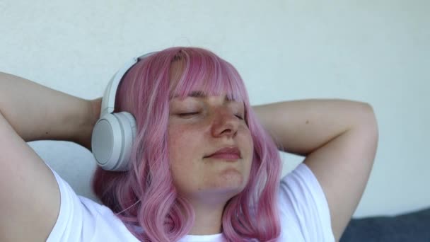 Friedliche Mädchen Modernen Drahtlosen Kopfhörern Sitzen Entspannen Auf Bequemen Couch — Stockvideo