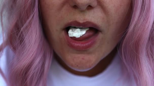 ガムで泡を作っている若い女性 4K映像 — ストック動画