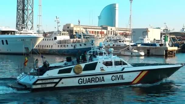 スペインのバルセロナ 2022年10月12日 沿岸警備隊のパトロール 市民警備隊の高速艇が港を出る 国家安全保障軍と機関 バルセロナ スペイン — ストック動画