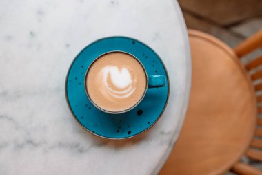 Bir fincan cappuccino ya da latte kahve ve güzel bir kalp Latte sanatı hipster kahve dükkanında, Sevgililer Günü konsepti. 