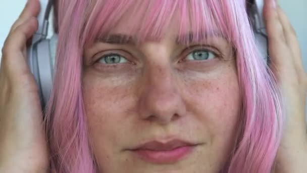 4K有趣的年轻白人粉色头发女人听音乐 用耳机听音乐 — 图库视频影像