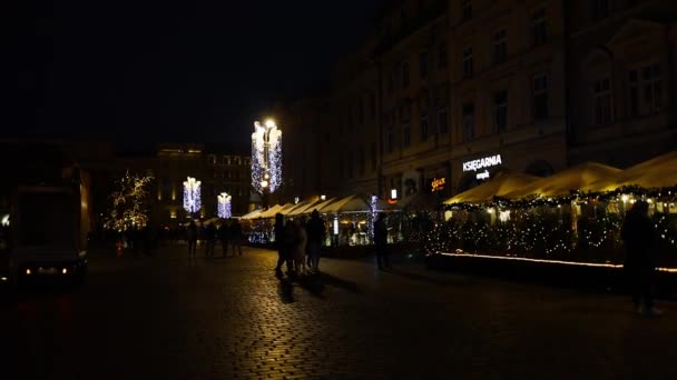 폴란드 크라카우에 로맨틱 크리스마스 마켓에 장식을 가게가 화려하게 장식된 폴란드 — 비디오