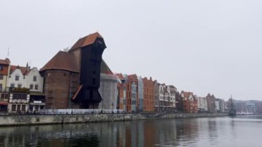 Gdansk Panoraması ile Motlawa nehri üzerinde eski güzel bir kasaba sis altında, Polonya.