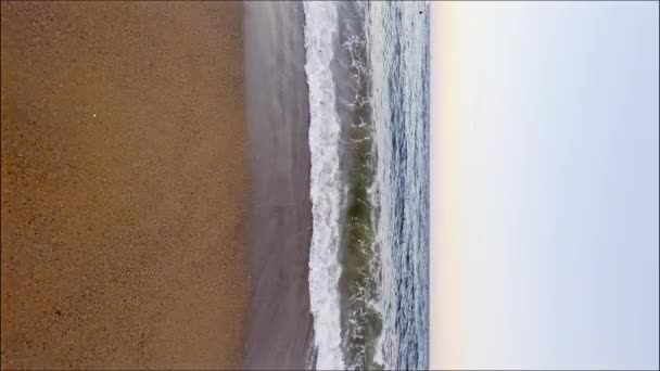 Schöne Aufnahmen Während Die Meereswellen Der Sandküste Brechen Goldener Strand — Stockvideo