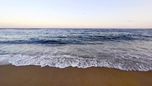 Όμορφα Πλάνα Ενώ Κύματα Της Θάλασσας Σπάνε Στην Αμμώδη Ακτή — Αρχείο Βίντεο