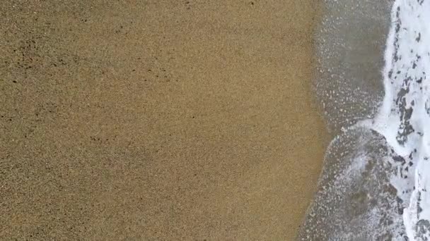 Deniz Dalgaları Kumlu Sahil Şeridinde Dalgalanırken Güzel Görüntüler Altın Plaj — Stok video