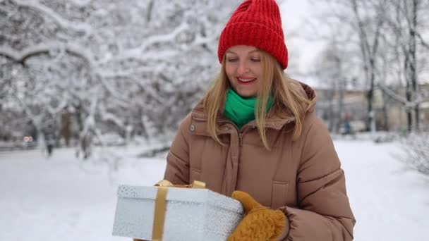 Καλά Χριστούγεννα Και Καλές Γιορτές Ευτυχισμένη Γυναίκα Που Διασκεδάζει Δώρο — Αρχείο Βίντεο