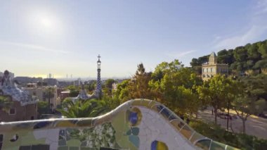 Barselona, İspanya, Park Guell. Barcelona, Park Guell 'deki ünlü bankın fanatik görüntüsü, Avrupa' nın ünlü ve son derece popüler seyahat merkezi. Yüksek kalite 4k görüntü