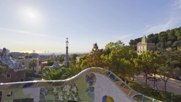 バルセロナ スペイン パーク グエル バルセロナのパーク グエルで有名なベンチの幻想的な景色 ヨーロッパで有名で非常に人気のある旅行先 高品質4K映像 — ストック動画