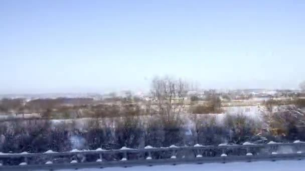 Háttérkép Egy Téli Erdős Mozgó Vonat Ablakából Hóval Talajjal Borított — Stock videók