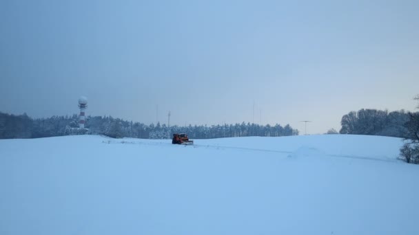 Χειμερινό Τοπίο Βουνά Μηχάνημα Καθαρισμού Χιονιού Τροχοφόρος Φορτωτής Μηχανή Τρακτέρ — Αρχείο Βίντεο