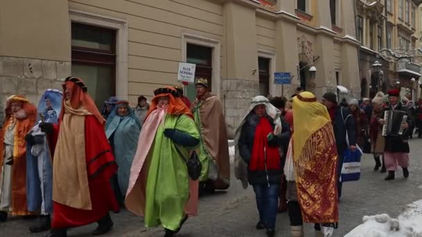 2022年12月17日 波兰克拉科夫 圣尼古拉斯日 身着节日服装的人走在克拉科夫老城区的中央大街上 寒假概念 — 图库视频影像