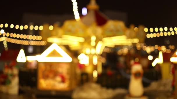 圣诞集市 传统的有灯光的绿色旋转木马 背景模糊不清 — 图库视频影像