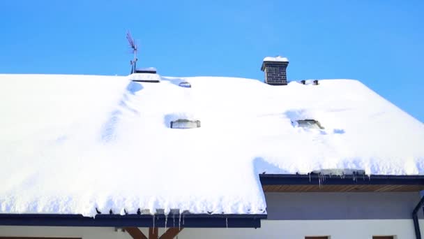 晴れた日に雪が降ると屋根の上に雪のドリフト 雪の中の木造住宅 — ストック動画