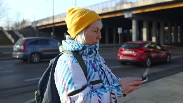 Senior Woman Ordering Taxi Smartphone City Street Closeup Girl Tourist — Stock videók