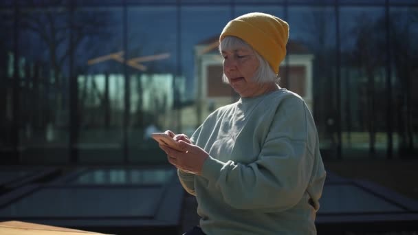 Happy Senior Kobieta Pomocą Telefonu Komórkowego Zewnątrz — Wideo stockowe