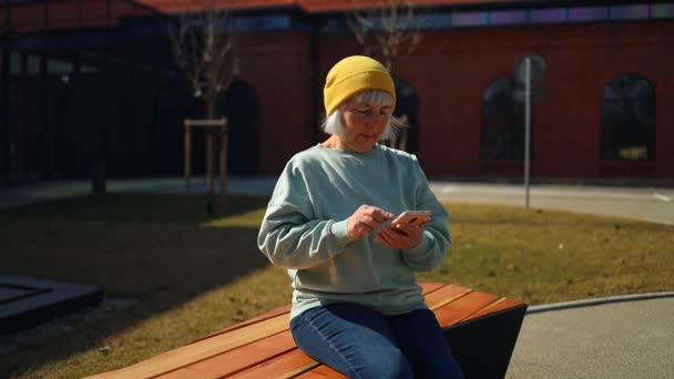 Mulher Sênior Feliz Usando Telefone Celular Livre — Vídeo de Stock