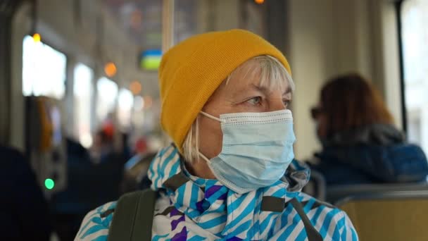 Portrait Serious Senior Woman Wearing Protective Face Mask Sitting Urban — Video Stock
