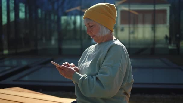 Happy Senior Žena Pomocí Mobilního Telefonu Venku — Stock video