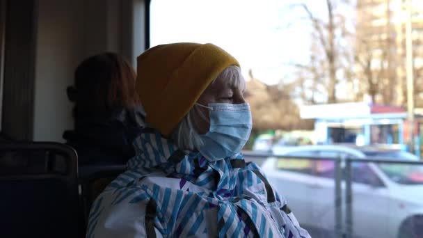 Portrait Serious Senior Woman Wearing Protective Face Mask Sitting Urban — Vídeos de Stock