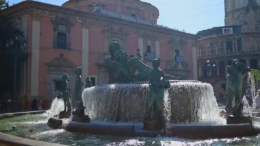 VALENCIA, İSPA - 16 Ekim 2022 Bakire Meryem Meydanı 'ndaki Rio Turia Çeşmesi, Valencia Katedrali, Çaresiz Virgen Bazilikası. 