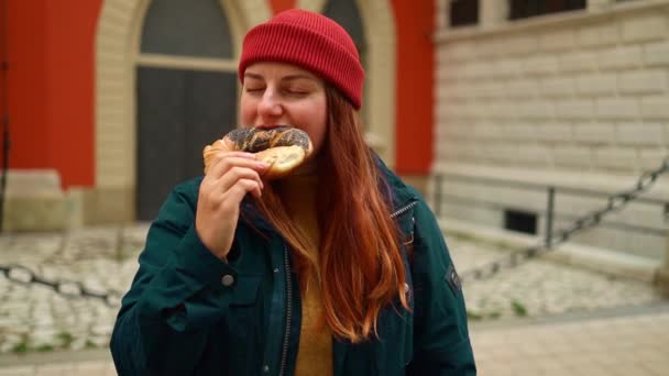 Fall Tourist Woman Bright Hat Autumn Jacket Holding Eating Baked — Stockvideo
