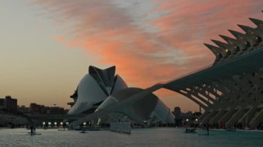 VALENCIA, İspanya - 15 Ekim 2022 Valencia, İspanya 'da gün batımında Sanat ve Bilim Şehri. Sanat ve Bilim Şehri beş binadan oluşan bir mimari komplekstir.