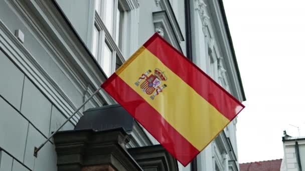 Bandera España Ondeando Frente Edificio Hermoso Día Verano Calle Principal — Vídeo de stock