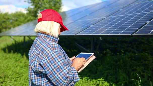 Female Engineer Checking Tablet Operation Sun Cleanliness Field Photovoltaic Solar — Stockvideo