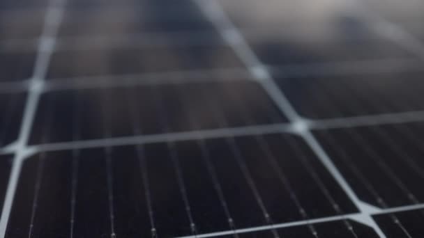 Mavi Fotovoltaik Güneş Panellerinin Yüzeyi Temiz Ekolojik Elektrik Üretmek Için — Stok video