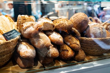 Ekmeği baget pişirme dükkanda bir sepet içinde. 