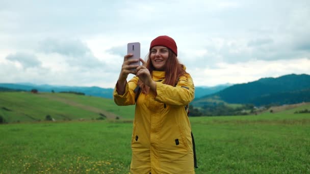 Wanderin Epischen Sommerbergen Glückliche Und Aufgeregte Junge Frau Outdoor Abenteuerausrüstung — Stockvideo