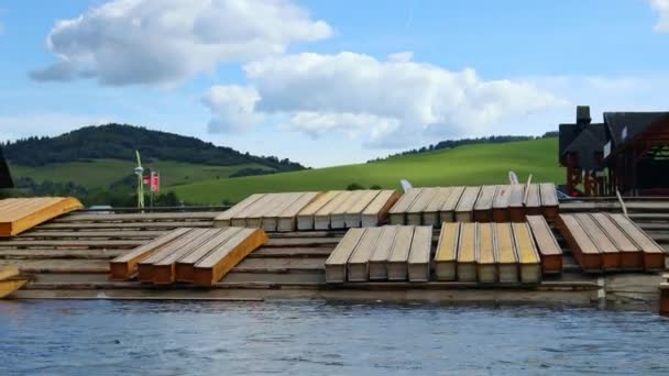 Dunajec Nehrinin Kıyısında Tahta Rafting Teknesi Trzy Korony Pieniny Dağları — Stok video