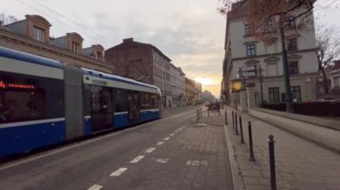 Krakow, Polonya - 8 Ocak 2023: 4k Modern elektrikli tramvay Krakow sokaklarında ve şehrin ulaşım sisteminin bir bölümünde, ücretler pahalı değil. 