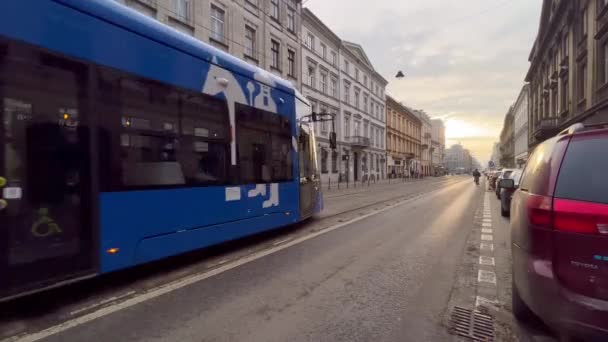 ポーランドのクラクフ 2023年1月8日 4Kクラクフの通りや街の交通システムの一部で近代的な電気トラムの運転 運賃は高価ではありません — ストック動画