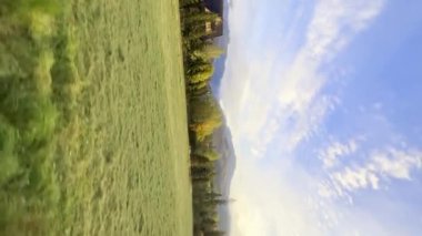 Tatra Ulusal Parkı 'nda 4k yol gezisi ayna manzaralı POV, yaz günü, Polonya, araba yolculuğu. Doğa yeşil dağ tepeleri ve orman. Şehir treninin yol kenarı penceresi çok güzel