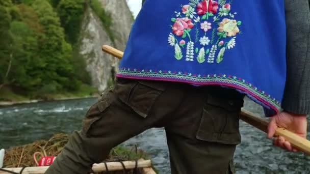 Balsas Con Turista Río Dunajec Otoño Paisaje Las Montañas Pieniny — Vídeos de Stock