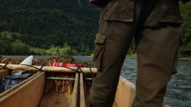 Dunajec Nehri 'nde ahşap teknelerde geleneksel rafting. Rafting, Pieniny Ulusal Parkı 'nda çok popüler bir turistik merkezdir.. 