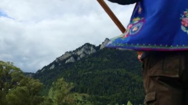 Dunajec Nehri 'nde ahşap teknelerde geleneksel rafting. Rafting, Pieniny Ulusal Parkı 'nda çok popüler bir turistik merkezdir.. 