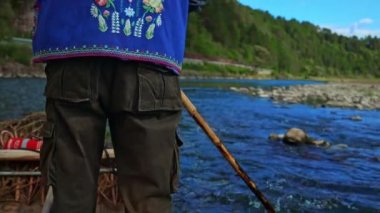 Dunajec Nehri 'nde ahşap teknelerde geleneksel rafting. Rafting, Pieniny Ulusal Parkı 'nda çok popüler bir turistik merkezdir.. 