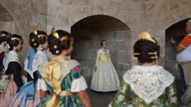 VALENCIA, İspanya - 16 Ekim 2022: Fandango dansı için İspanyol ulusal kostümlü genç kızlar ve kadınlar. İspanya Ulusal Günü. Falleras, Valencia 'daki Fallas geçit töreninde..