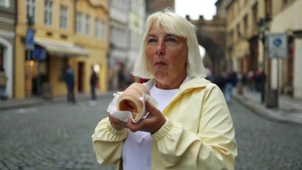 Boldog Nyugdíjas Éveiben Járó Eszik Trdelnik Utcai Piacon Prága Csehország — Stock videók