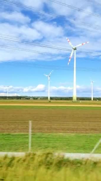 Mulini Vento Fattoria Produzione Energia Bel Cielo Nuvoloso Altopiano Turbine — Video Stock