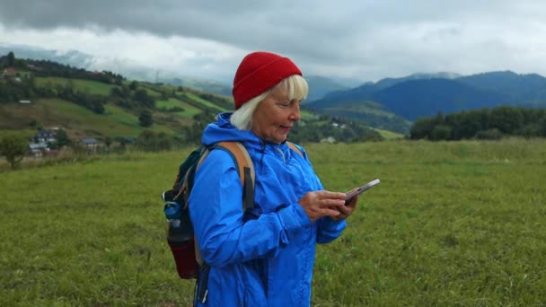 Femme Caucasienne Âgée Utilisant Smartphone Puis Posant Pour Caméra Tout — Video