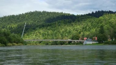 Polonya, Pieniny Ulusal Parkı 'ndaki ünlü üç taç ya da Trzy Korony dağı zirvesi. Turist ve ekosistem. Yaz günü. 4k