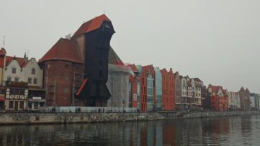 Polonya 'nın Gdansk kentindeki Zuraw Turnası ve renkli gotik cepheleri.