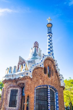 ünlü yaz park guell üzerinde mavi gökyüzünde parlak: barcelona, İspanya. 